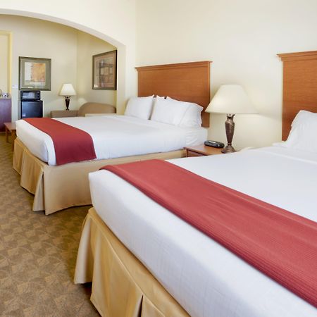 Holiday Inn Express Hotel & Suites Zapata By Ihg Exterior photo