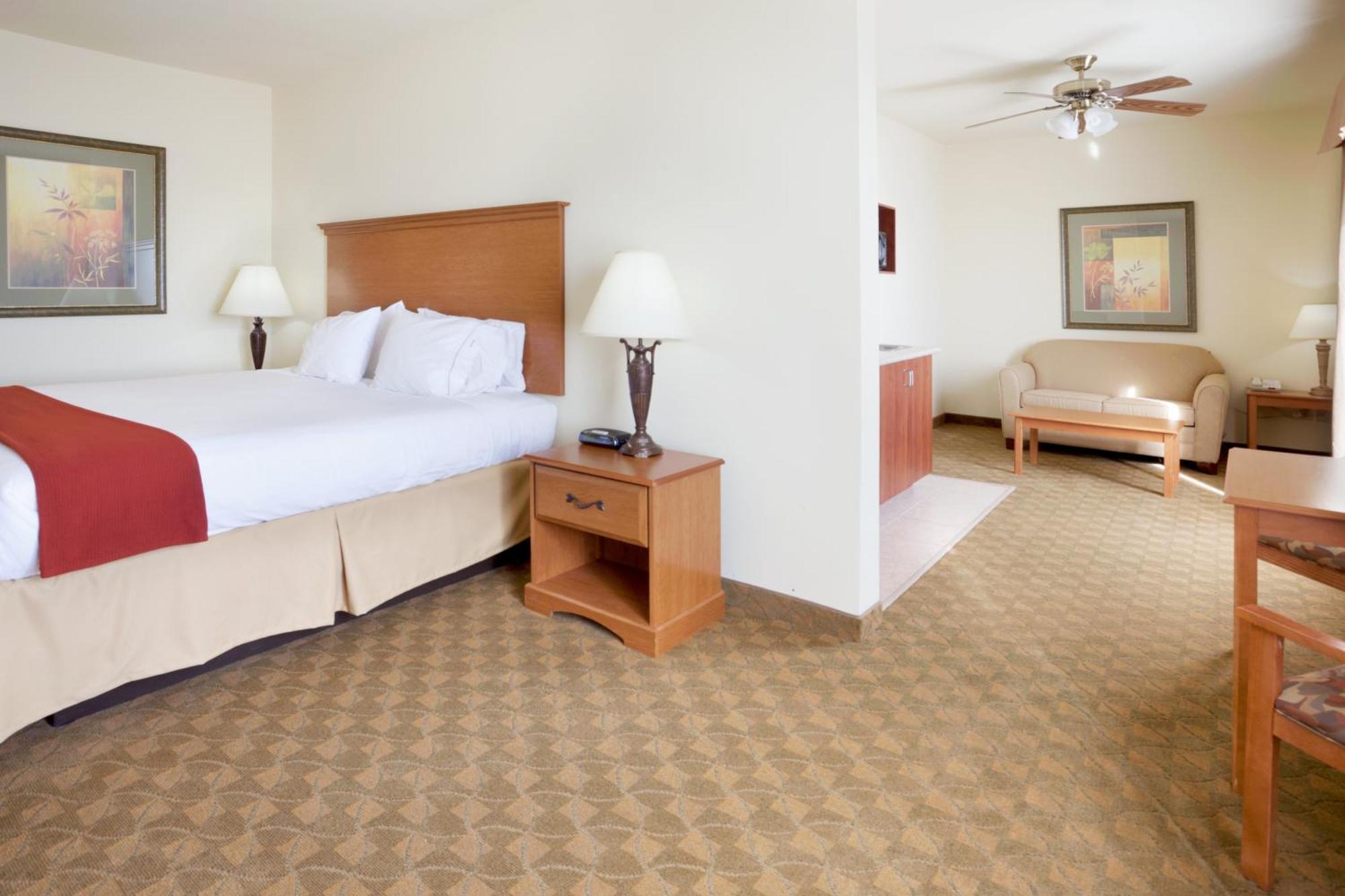 Holiday Inn Express Hotel & Suites Zapata By Ihg Exterior photo
