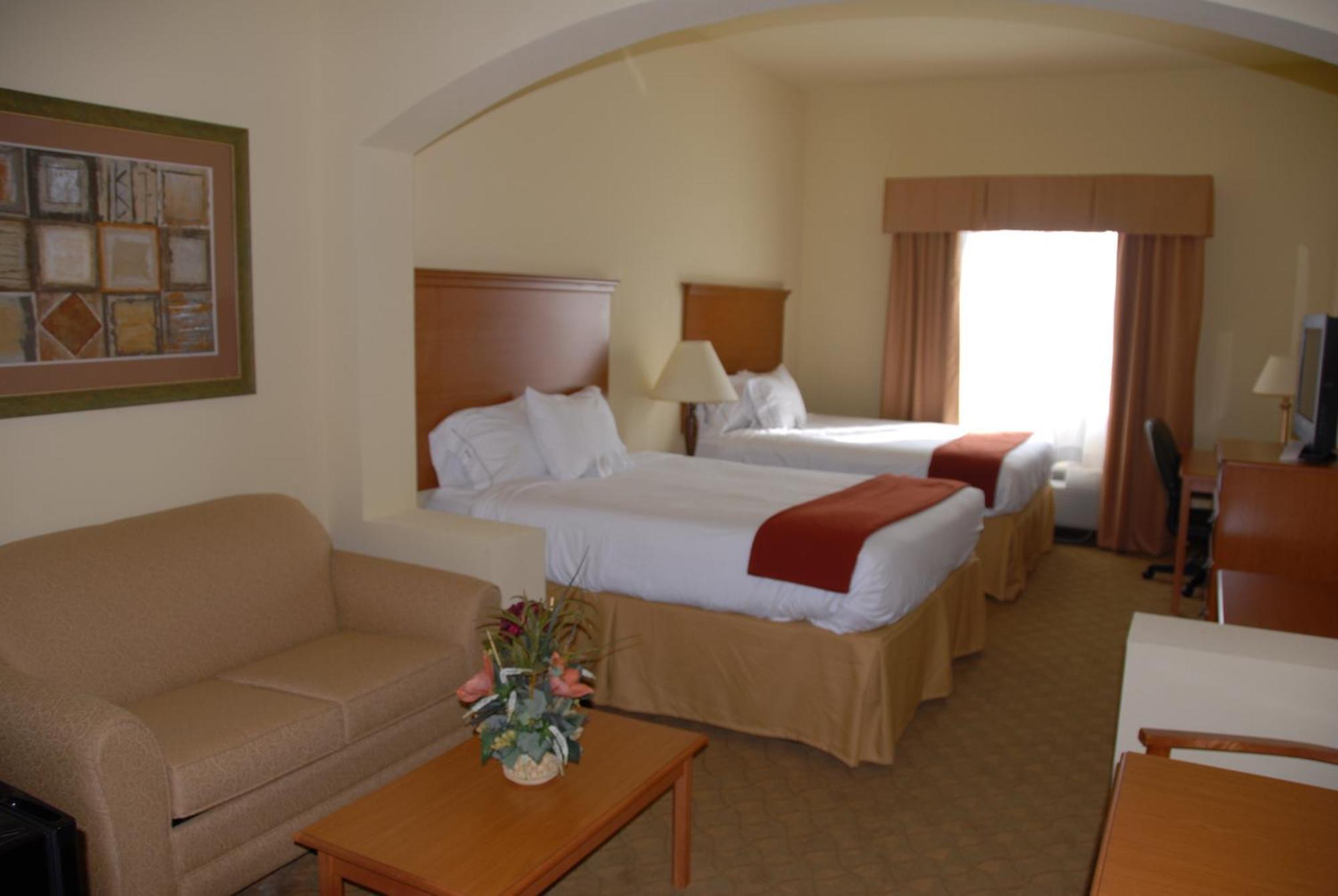 Holiday Inn Express Hotel & Suites Zapata By Ihg Exterior photo