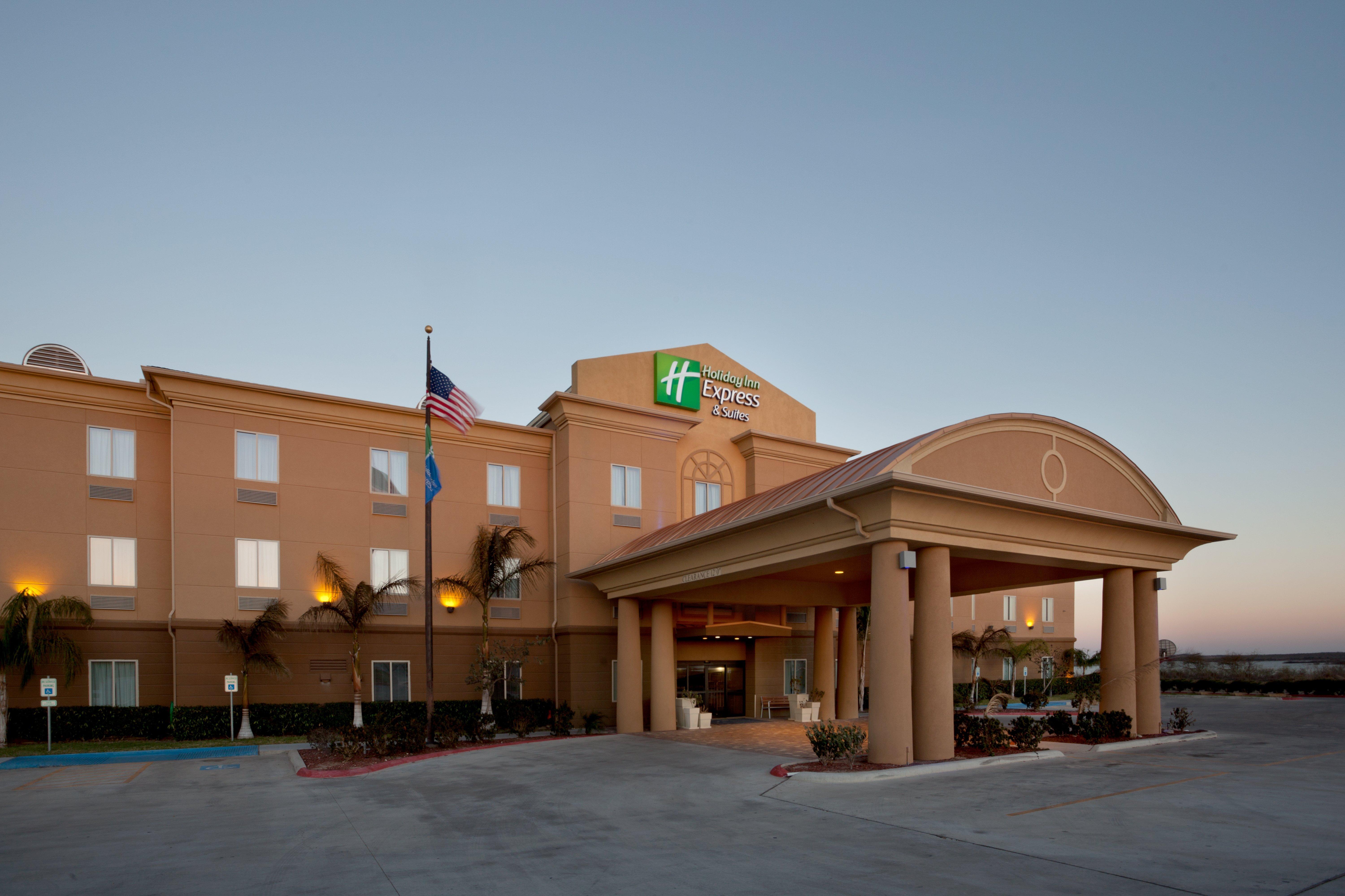 Holiday Inn Express Hotel & Suites Zapata By Ihg Exterior photo