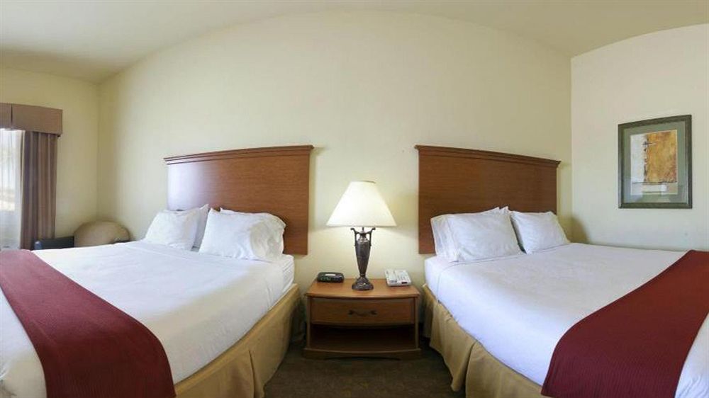 Holiday Inn Express Hotel & Suites Zapata By Ihg Exterior photo